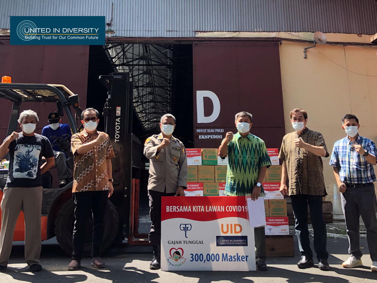 United In Diversity with Gajah Tunggal Group Support, Donates 300 Thousand Masks for Indonesian National Police